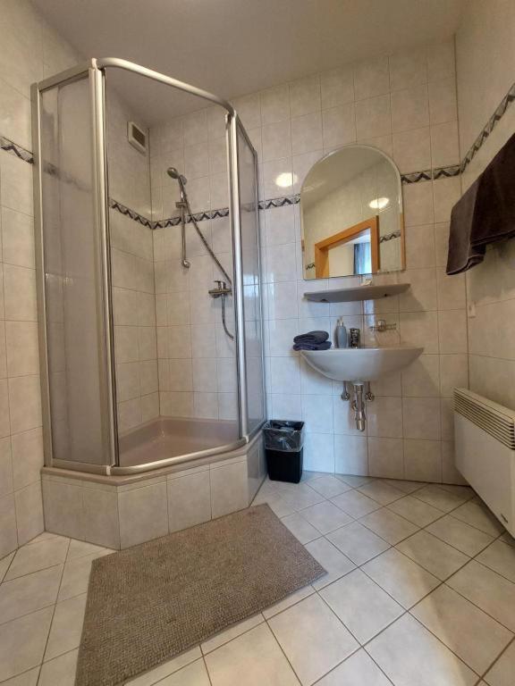 3 Raben - Leoben - Zimmer Fuer Geschaeftsreisende, Urlauber, Monteure Und Handwerker, Polski Pensjonat Austria Εξωτερικό φωτογραφία